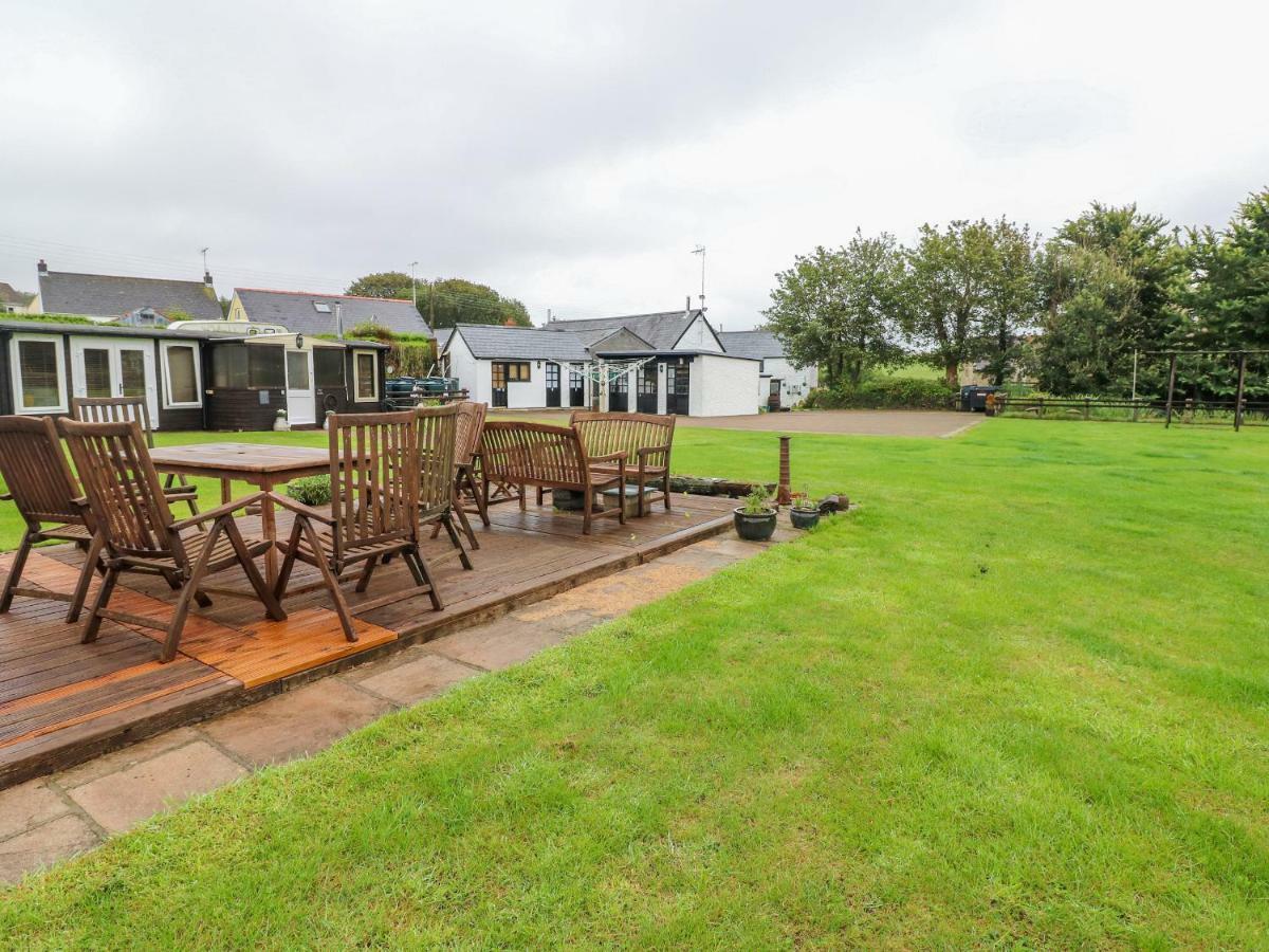 The Lodge Milford Haven Exterior photo
